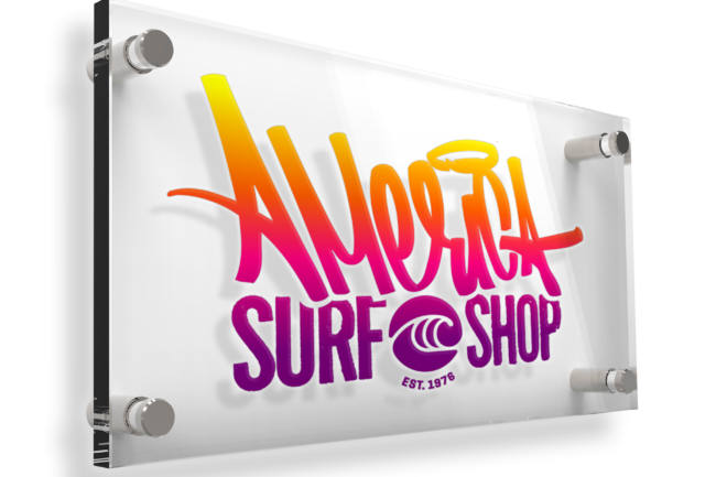 décoration panneau plexiglass avec adhésif imprimé et découpé à la forme d'un logo